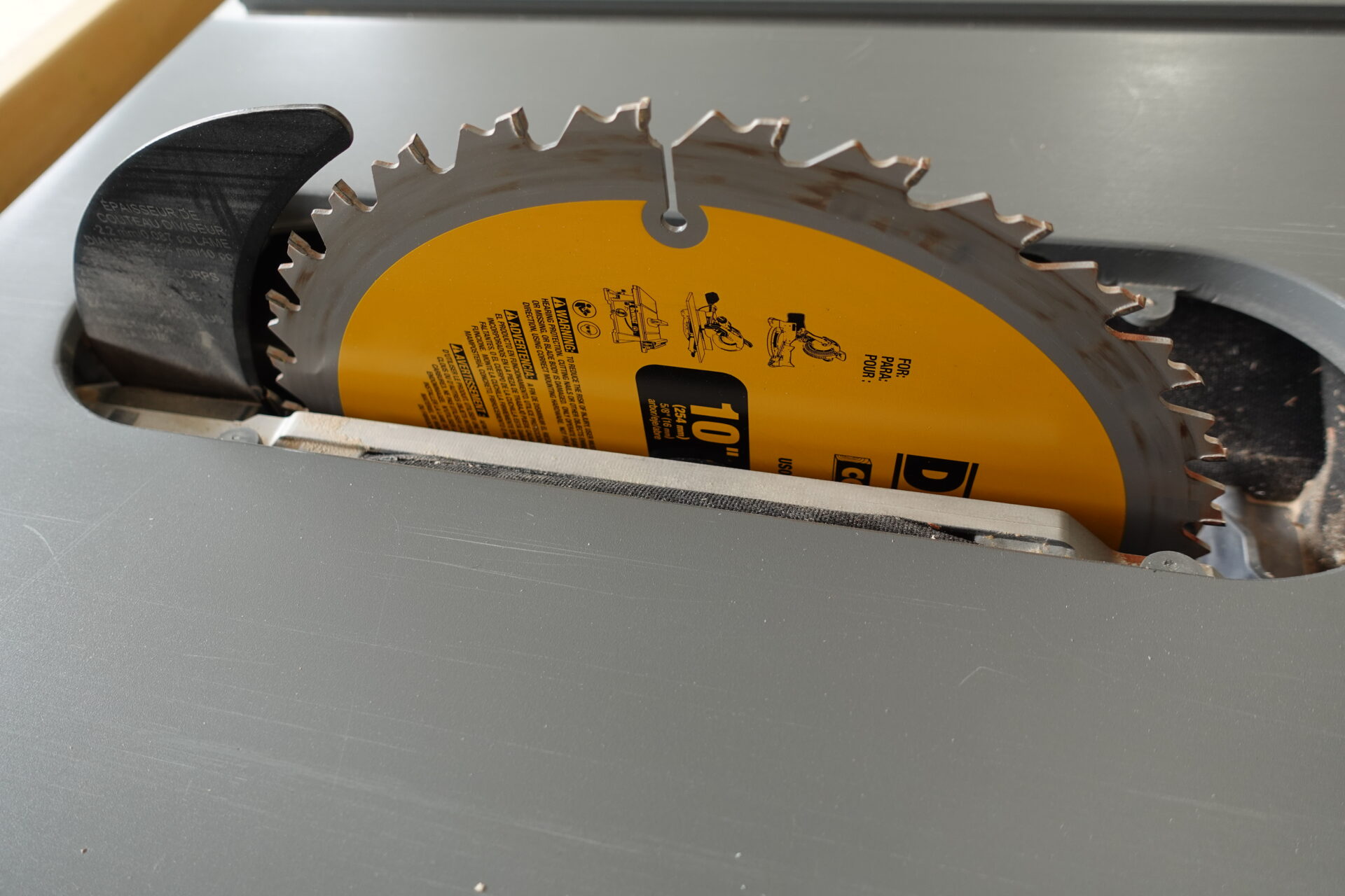 Dewalt DWE7491 10 inch saw blade installed with riving knife