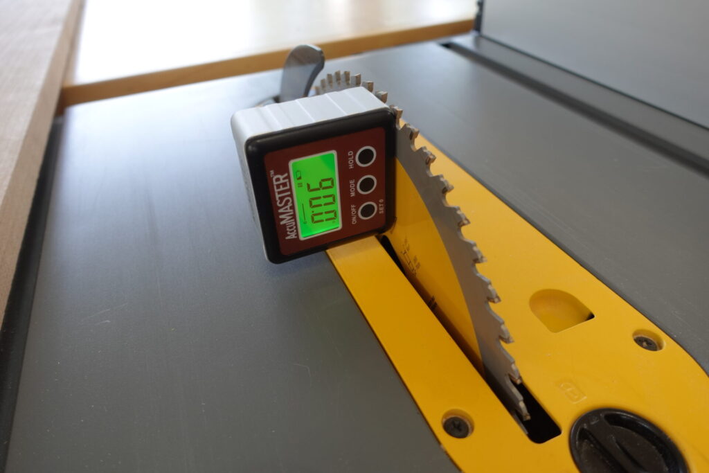 Setting table blade to 90 degrees with a digital accuMaster